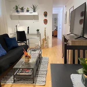 Cozy In Great Location With Free Parking - 31 Night Minimum , Montréal Canada